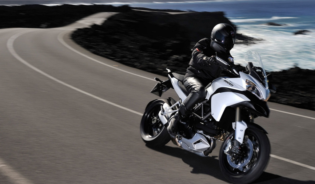 Дукати Мултистрада 1200С движение вдоль побережья