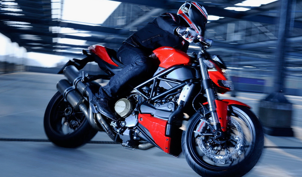 Ducati Streetfigtherx выезжая с парковки