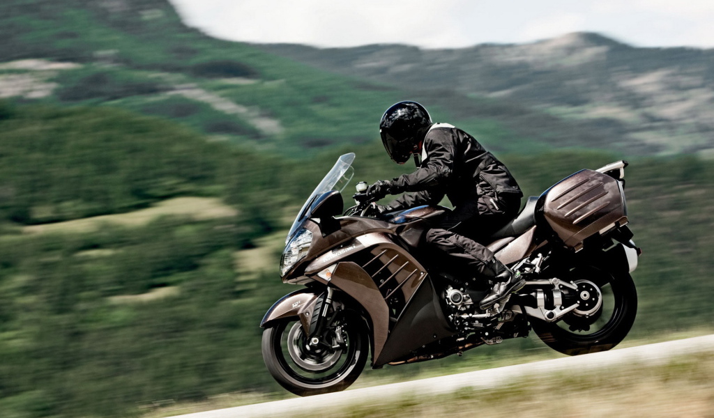 Кавасаки 1400 GTR по дороге