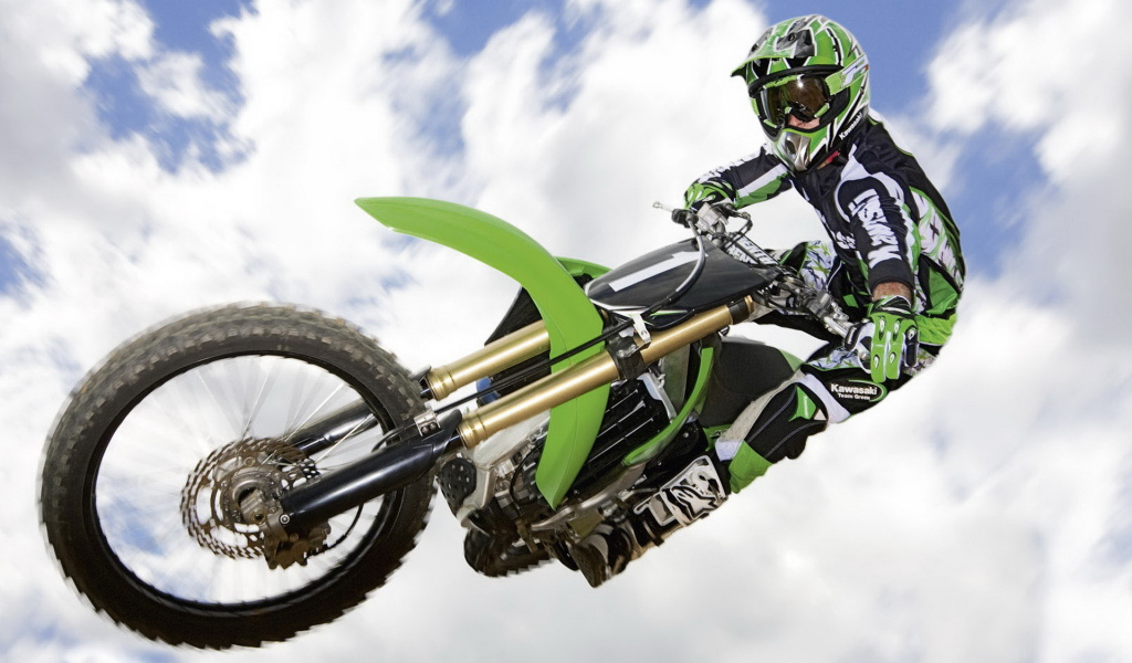 Kawasaki KX250F в прыжке