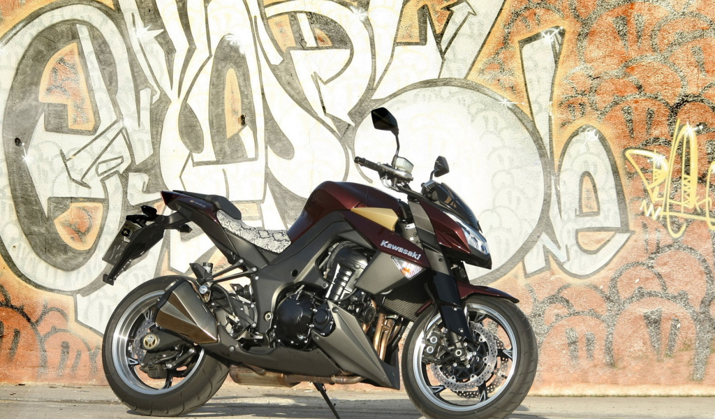 Кавасаки Z 1000 около стены