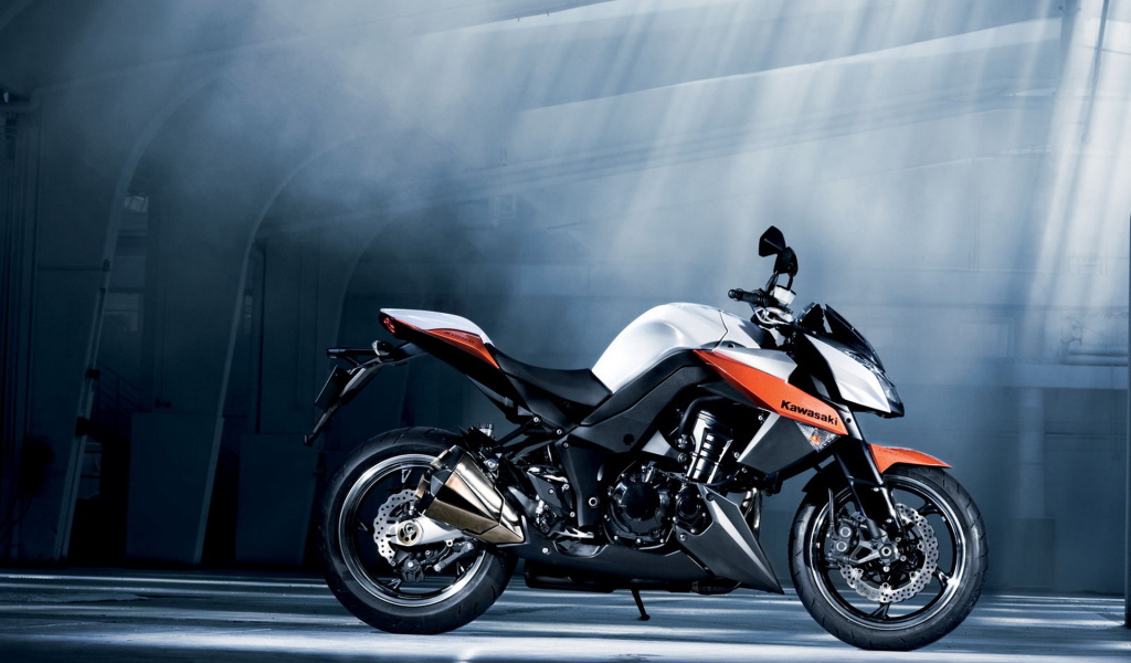 Кавасаки Z1000 в ангаре