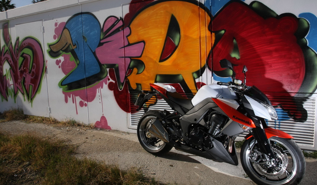 Кавасаки Z 1000 возле стены