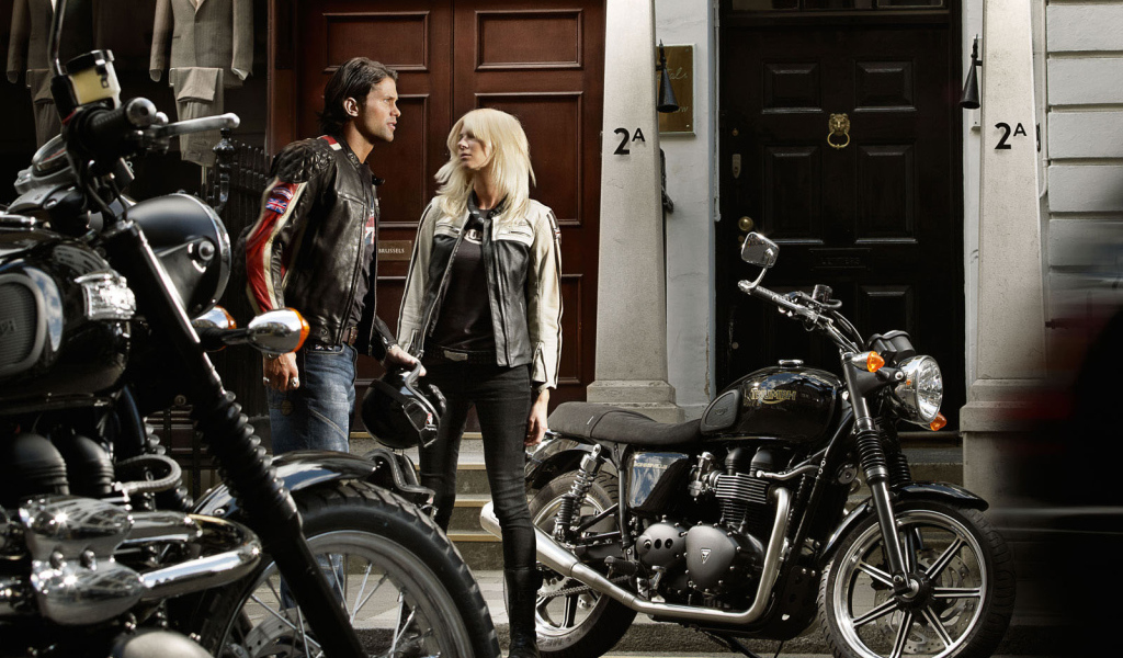 Триумф Бонневелли около двери