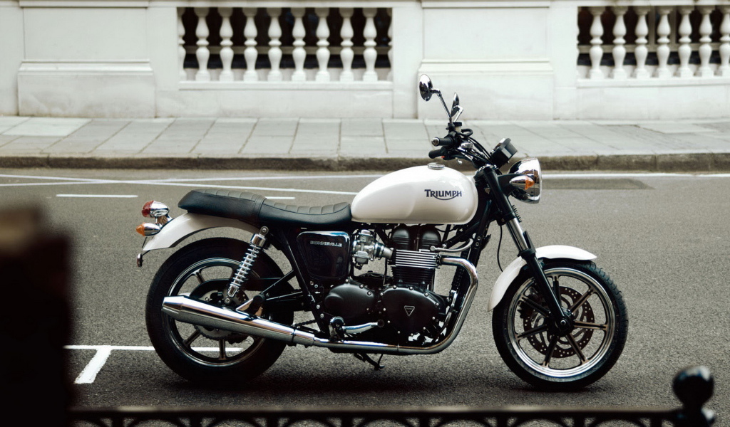 Триумф Бонневелле на улицах города