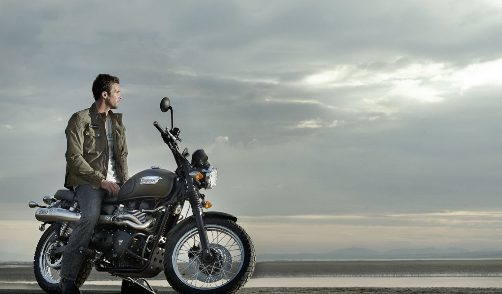 Триумф Скрамбер на побережье