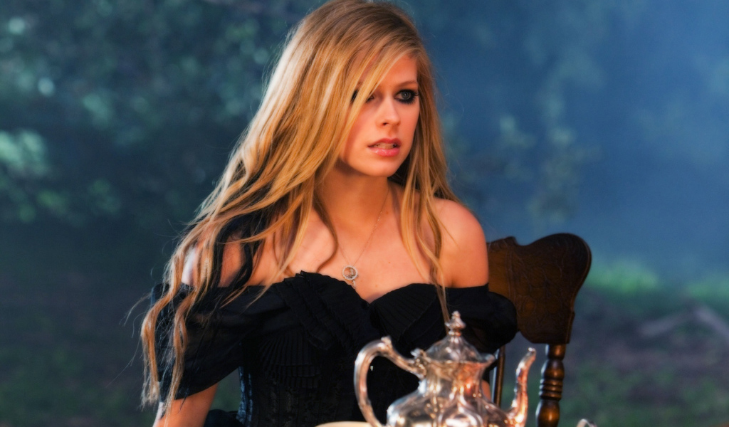 Аврил в черном платье