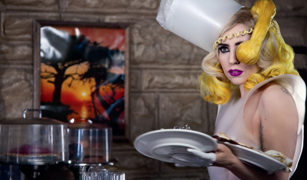 Леди ГаГа в роли официантки