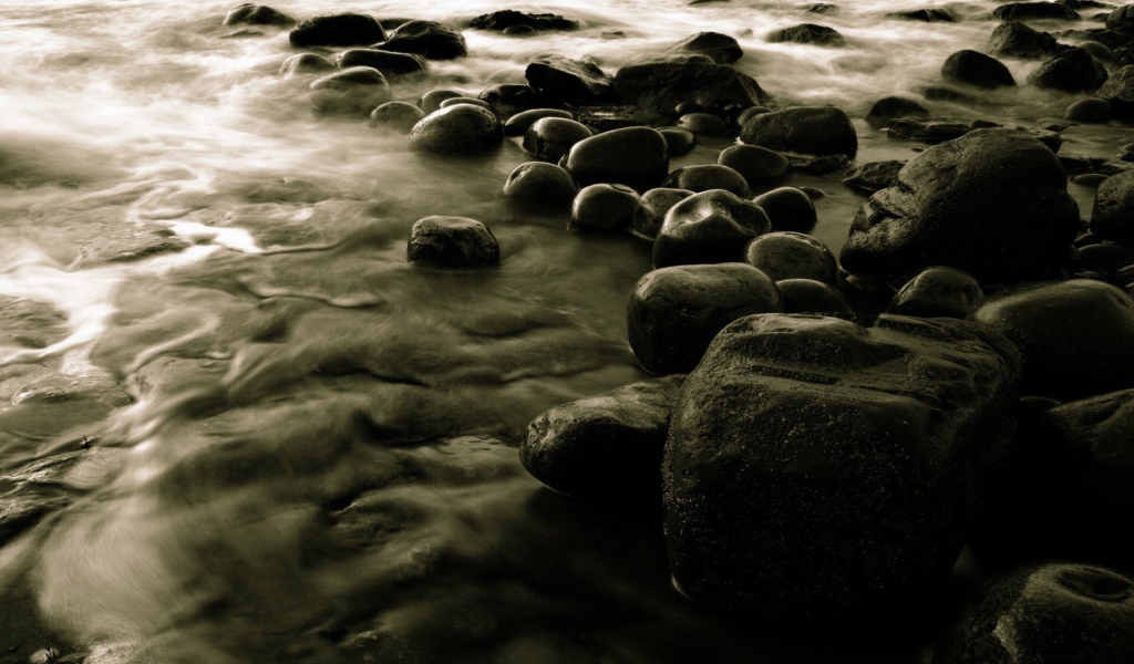 Черные валуны