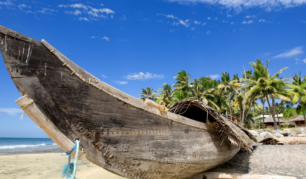 Каноэ на пляже