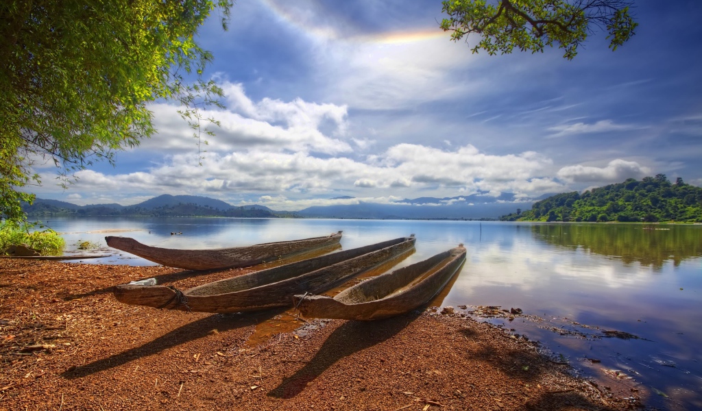 Каноэ на берегу реки