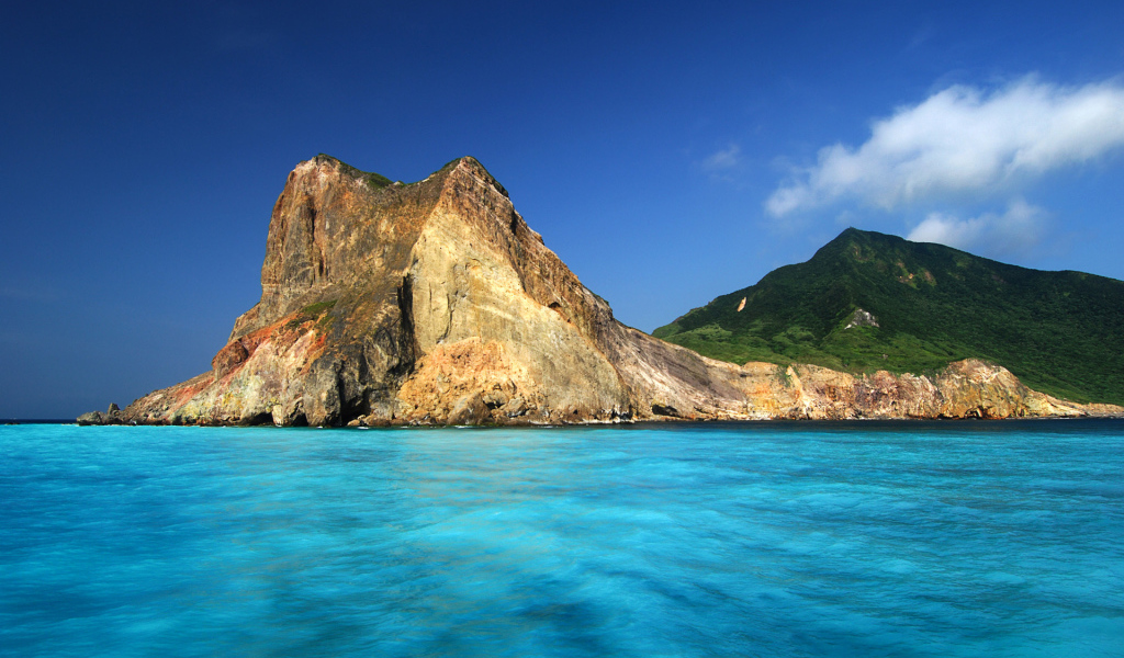 Скалы на берегу