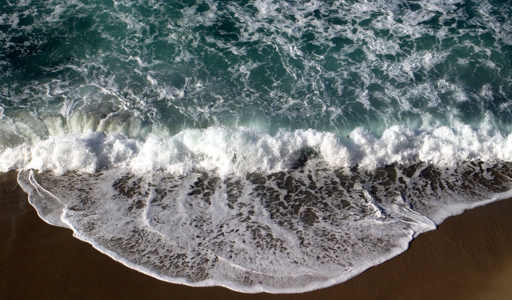 Морские волны на пляже