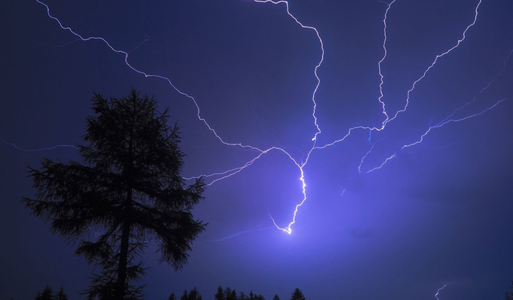 Молния в ночном небе