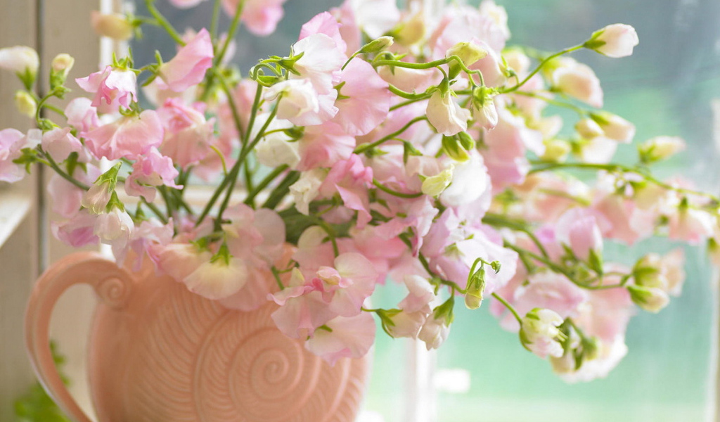 Цветы в розовой вазе