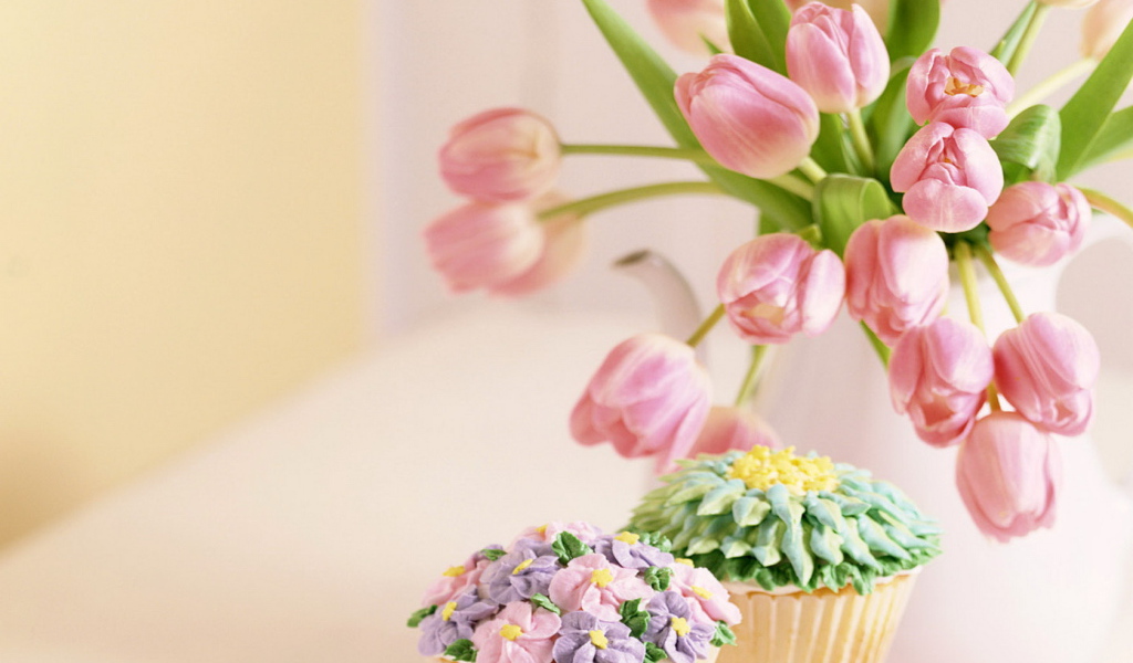 Тюльпаны и пирожные