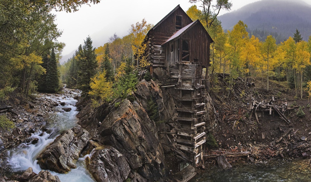 Домик на берегу лесной реки