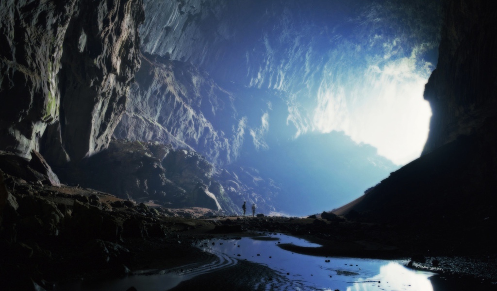 Огромная пещера в горах