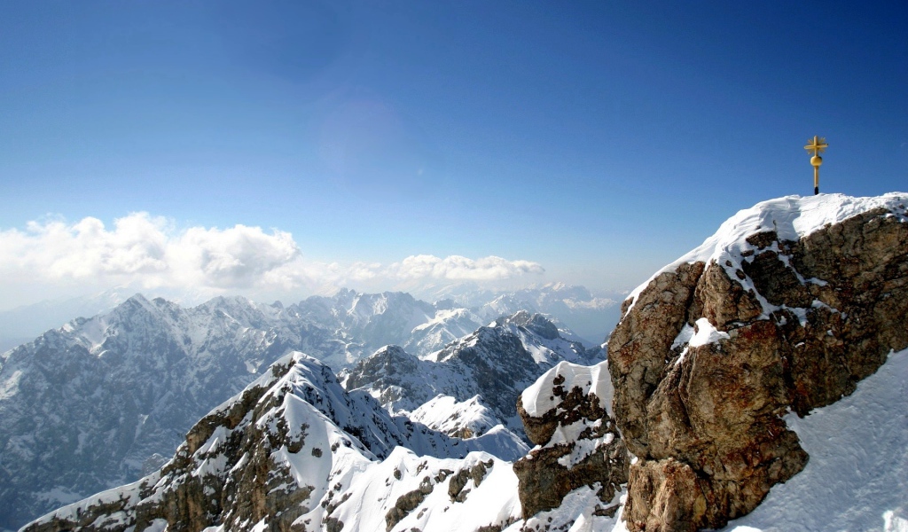 На вершине горной гряды