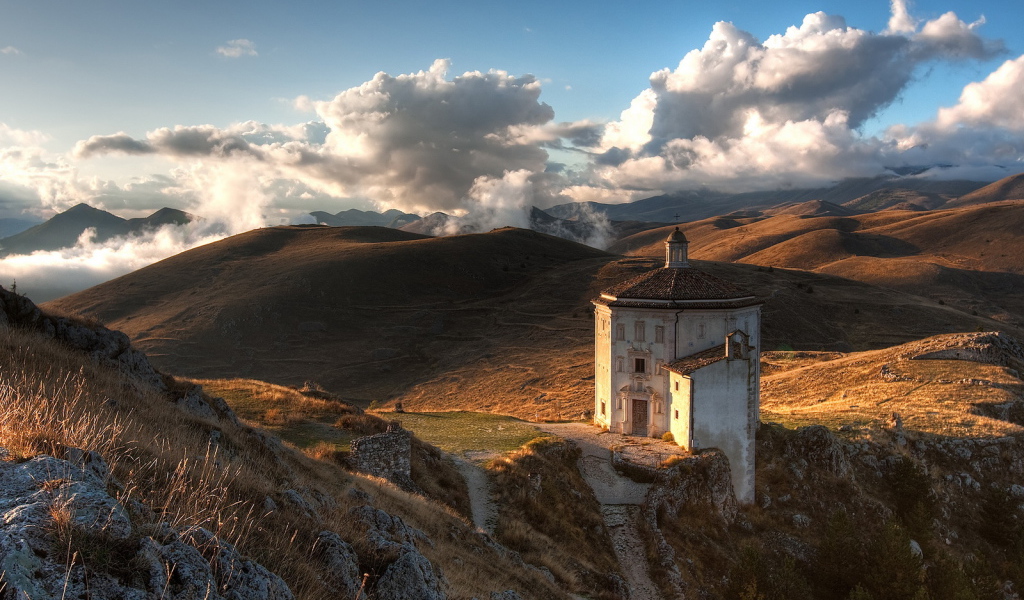 Церковь среди гор