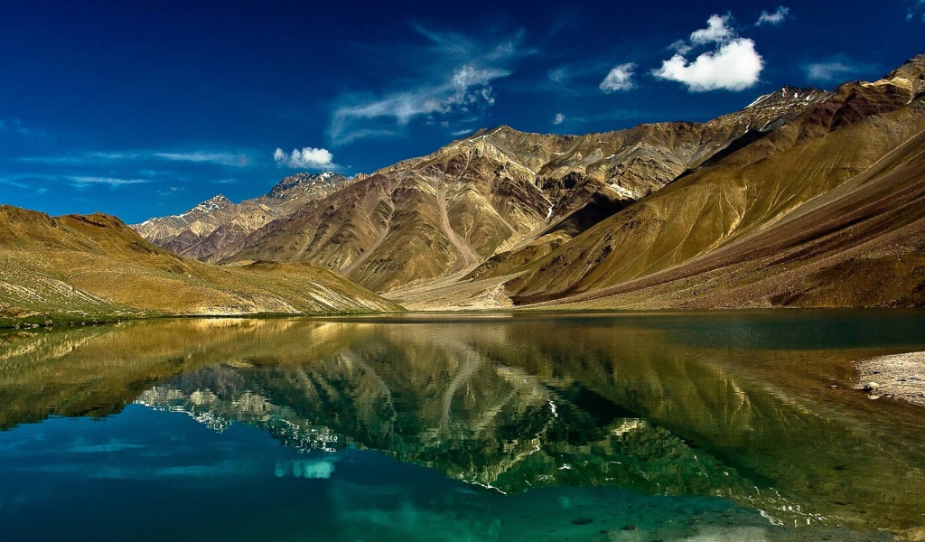 Чистое озеро в горах