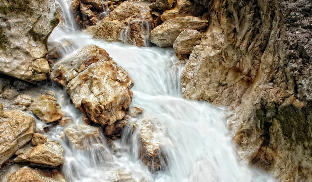 Ручей среди камней