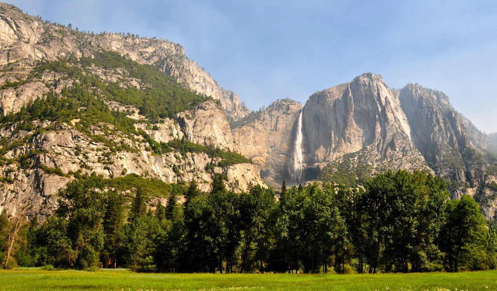 Высокий водопад в горах