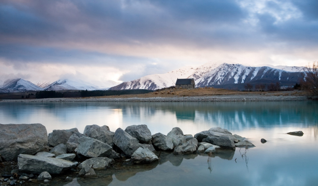 Озеро среди горных вершин