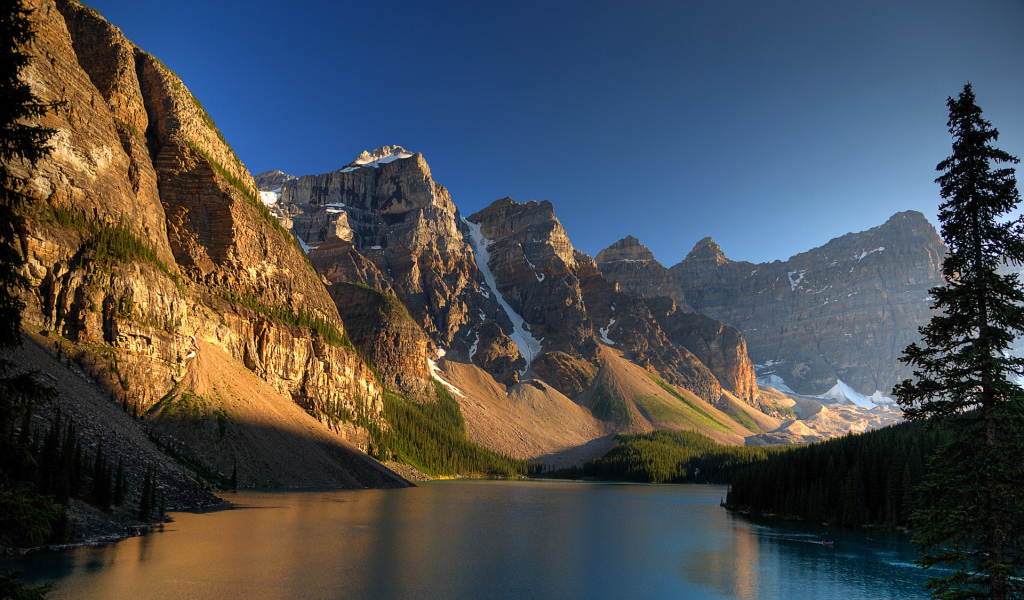 Озеро у подножия гор