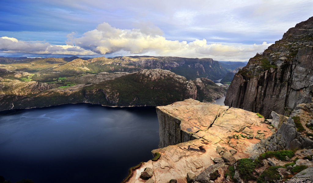 Озеро среди гор