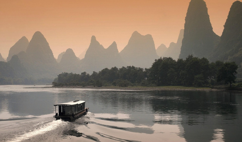 Горы у реки