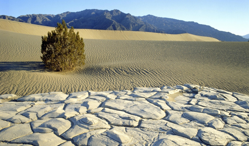 Горы в пустыне
