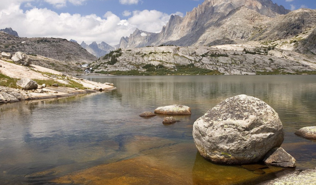 Река среди горных вершин