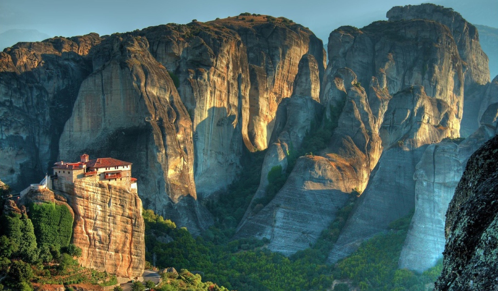 Домик на скале