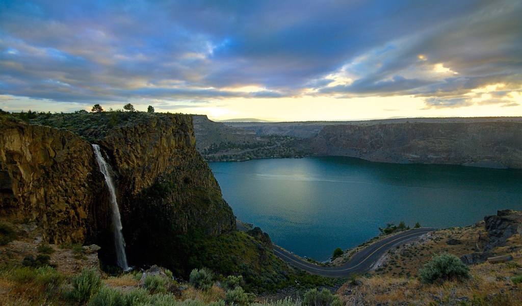 Озеро в каньоне
