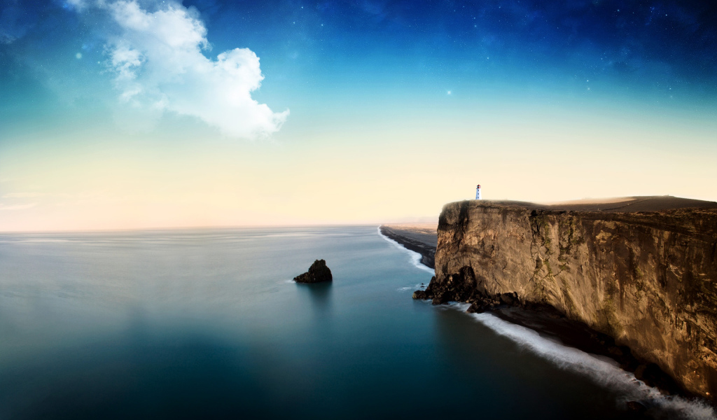 Маяк на высоком берегу