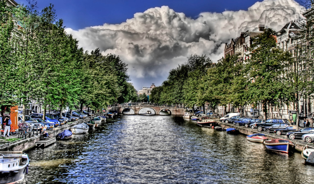 Река в городе