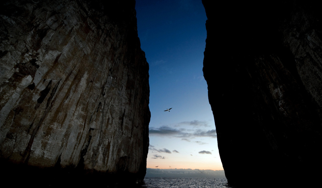 Скалы и море