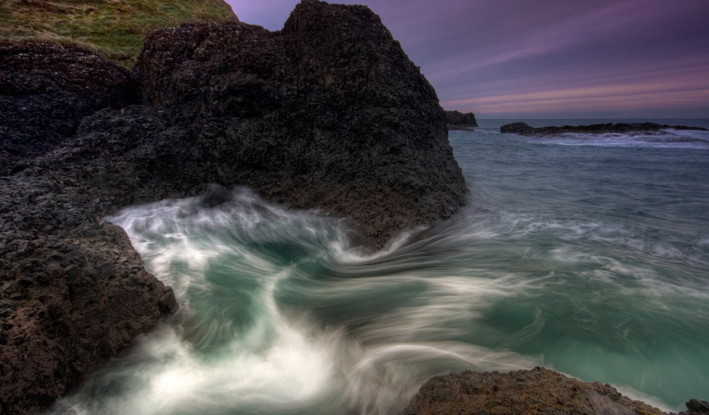 Камни на берегу