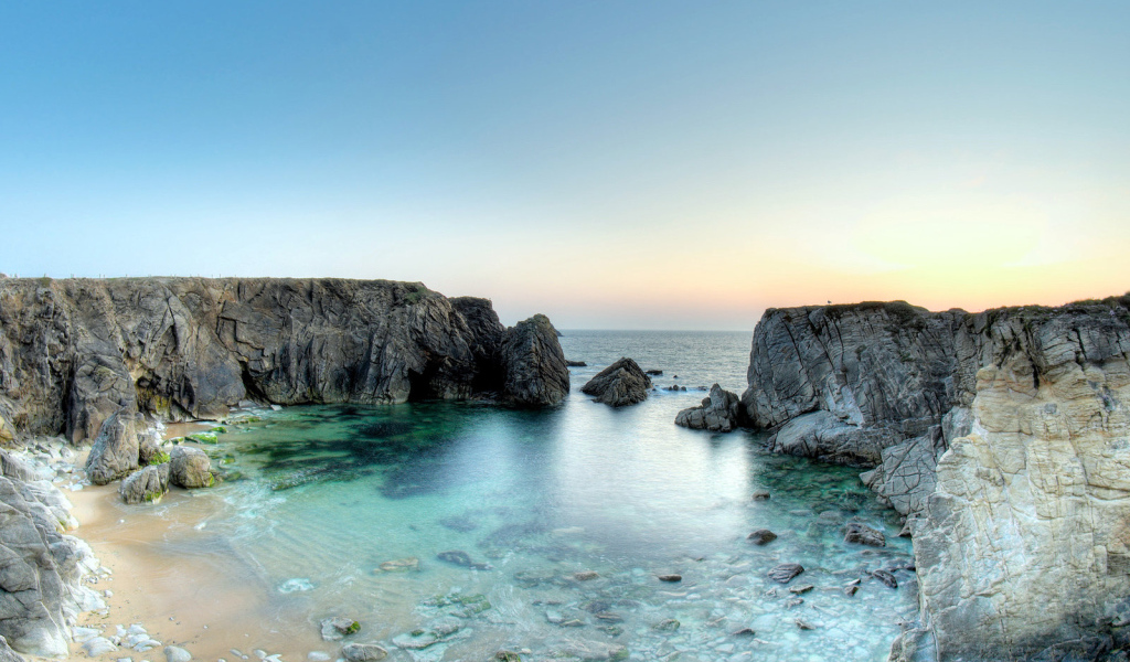 Каменистый берег