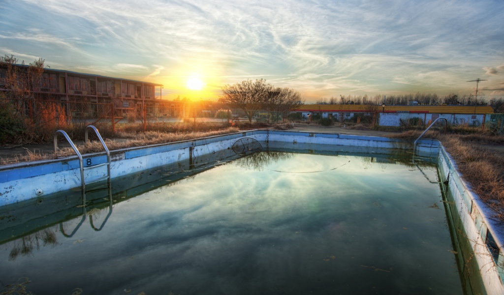 Закат у бассейна
