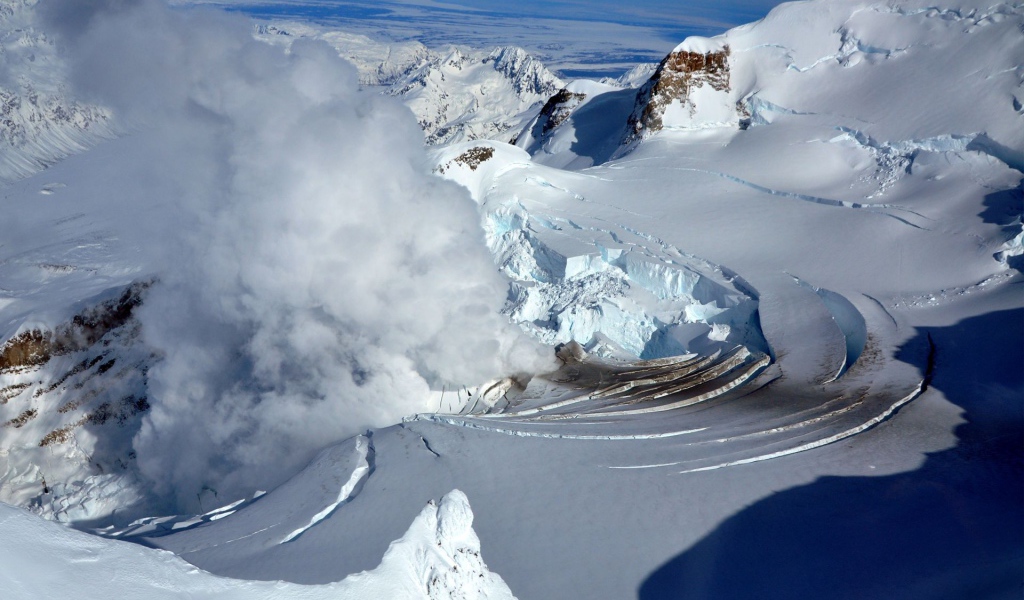Извержение вулкана, Аляска, США