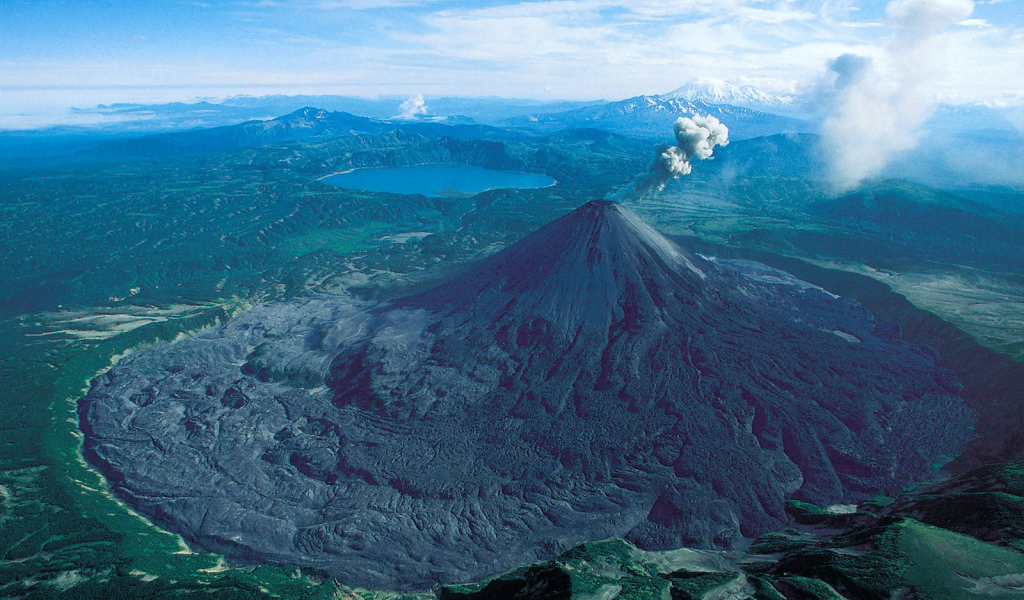 Огромный вулкан