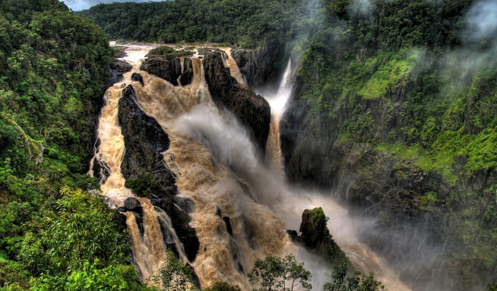 Мощный поток воды