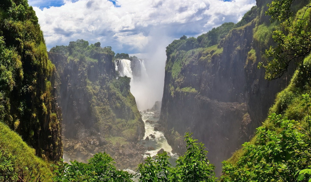 Водопад в ущелье