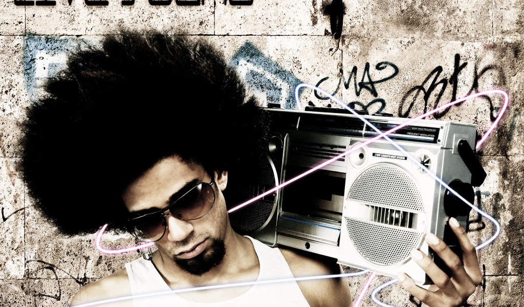 Парень с магнитофоном