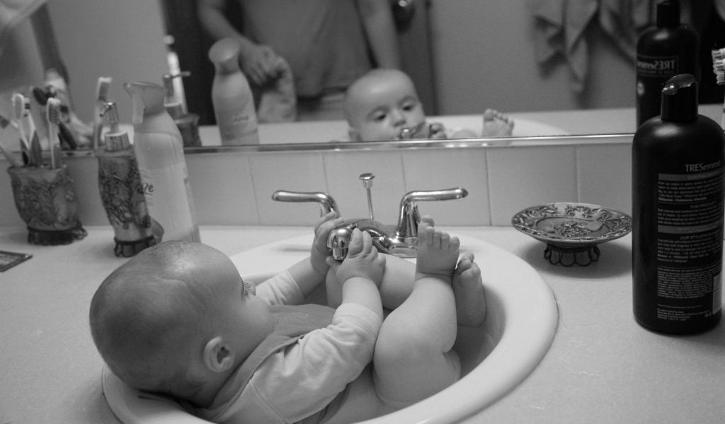 Малыш в раковине