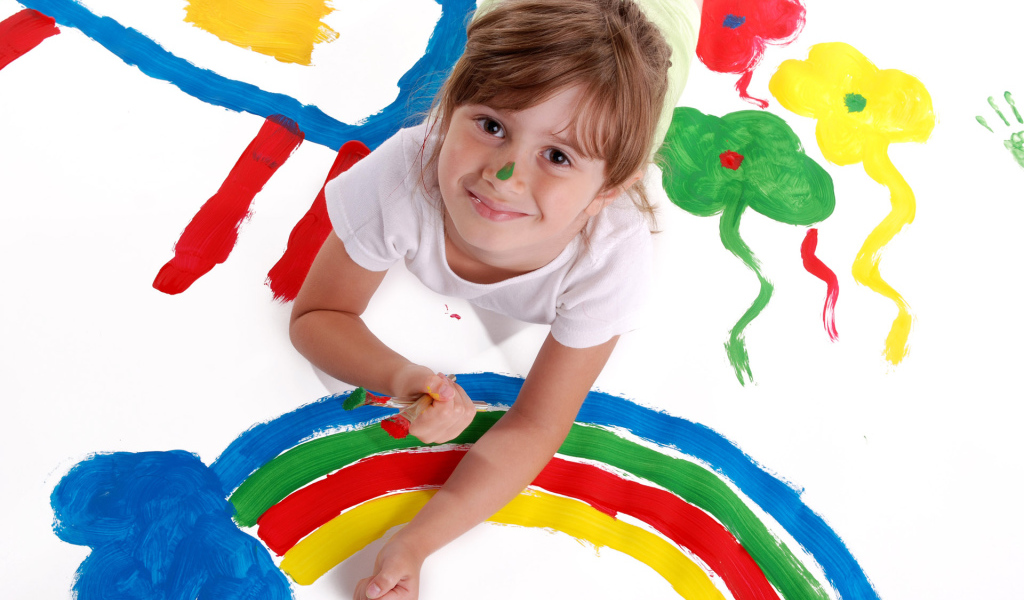 Маленькая девочка и радуга