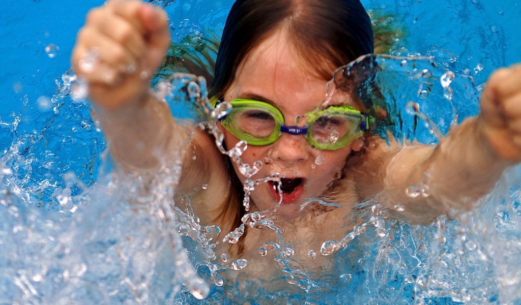 Плавающая девочка