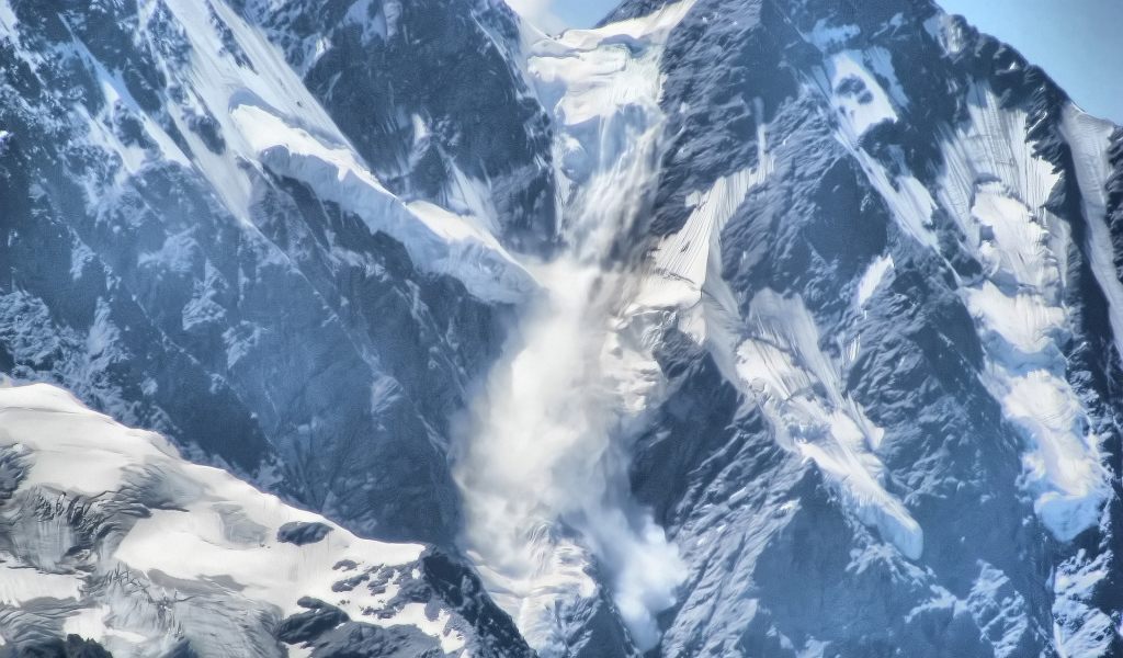 Сход снега с гор